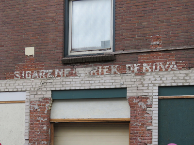 838260 Afbeelding van de tekst 'SIGARENFABRIEK DENOVA ', op de voorgevel van het pand Amaliastraat 1 Utrecht, dat ...
